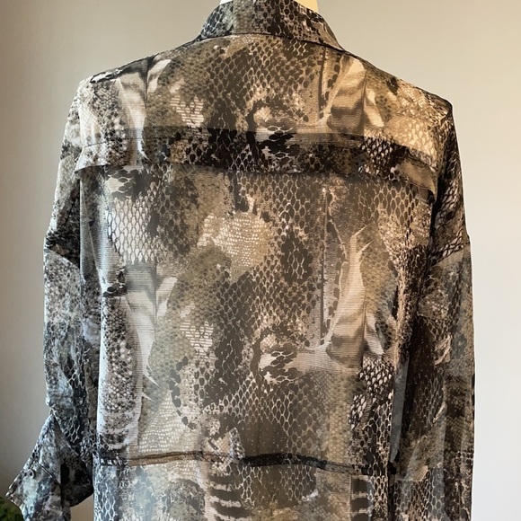 BB DAKOTA women’s snakeskin pattern OVERSIZED / RELAXED fit button down BLOUSE - Picture 3 of 12